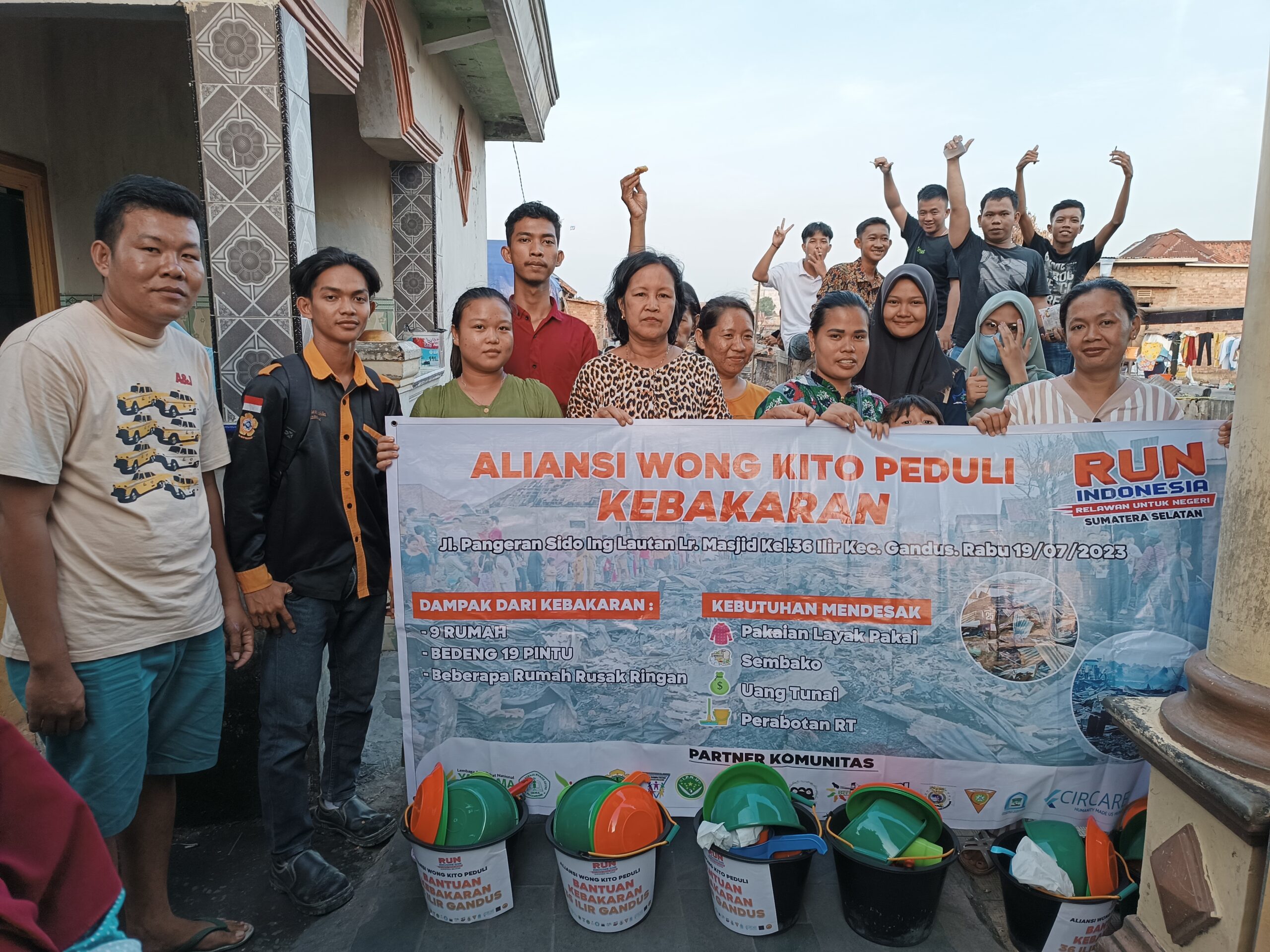 Relawan Untuk Negeri (RUN) Dan Gabungan Komunitas, Menyalurkan Bantuan ...