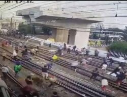 Kereta Api di Stasiun Manggarai Terhambat Karena Tawuran